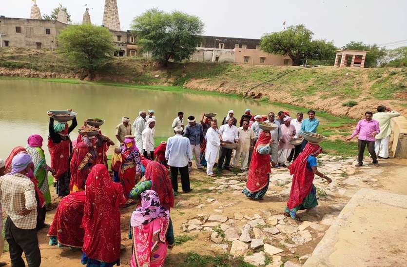 water conservation news jhunjhunu श्रमदान से चमक उठा तालाब