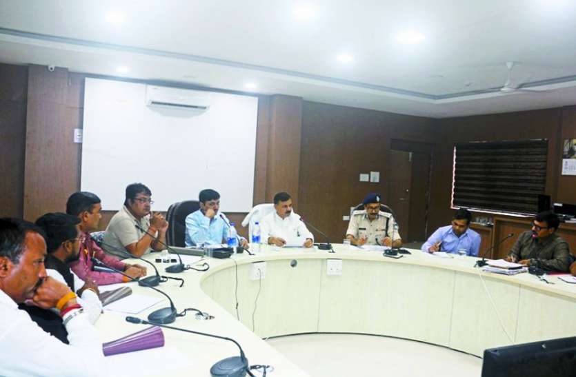 District Road Safety Committee meeting in hoshangabad निजी अस्पताल और कोचिंग संस्थान बताएंगे कहां बनी है पार्किंग, दूसरे काम में ली तो होगी कार्रवाई