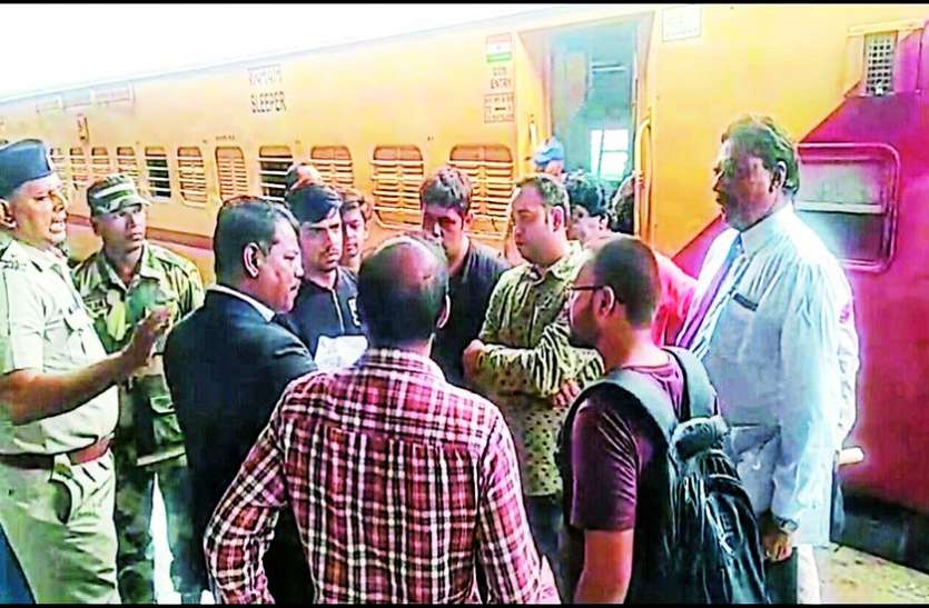 indore मालवा एक्सप्रेस में एसी की जगह स्लीपर कोच देखकर हक्के-बक्के रह गए यात्री, फिर हुआ ये...
