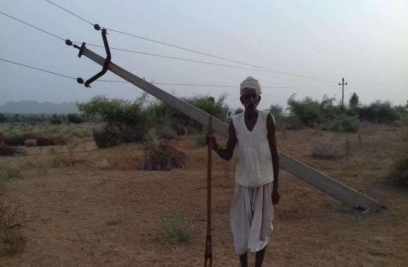 jalore-discom-bagra टूटे पोल से गुजर रही बिजली लाइन, हरदम हादसे का अंदेशा