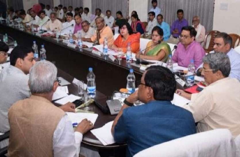 meeting साढ़े तीन अरब के प्रस्ताव योजना में हुए शामिल, फिर जिले के प्रभारी मंत्री अफसरों से बोले