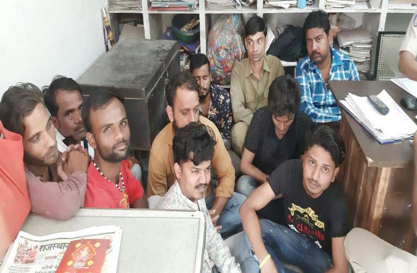 Ten people playing gambling on computer अण्डरग्राउण्ड में कम्प्यूटर पर जुआ खेलते दस गिरफ्तार