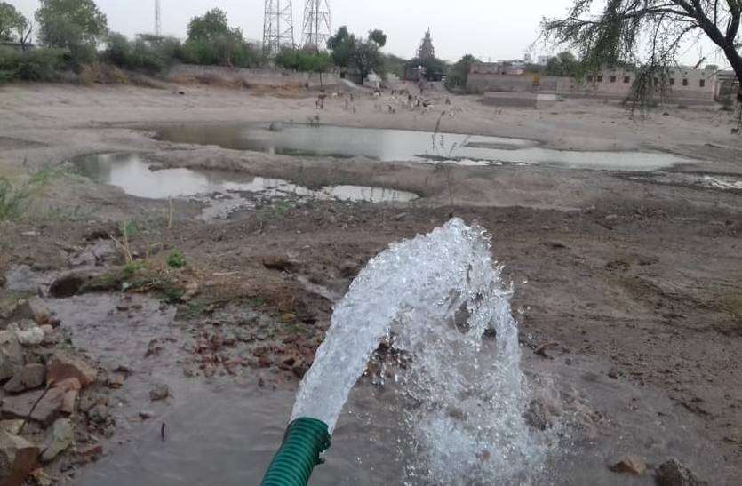 Thirsty animals in Kapadra प्यासे वन्यजीवों को तड़पते देख भामाशाह भरवा रहे यह तालाब