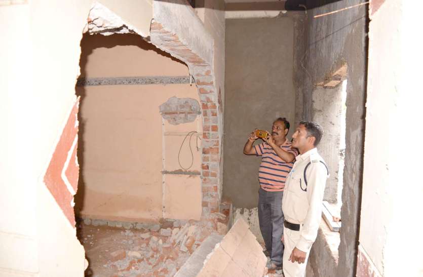 House roof, death in khargone लड़की देखने से पहले कपड़े खरीदने को मजदूरी पर आए छात्र पर गिरा छज्जा लापरवाही से दो की मौत