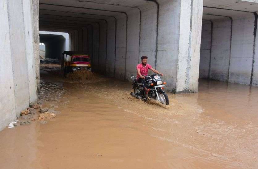 Rain water blocked roads बारिश के पानी ने रोक दिए रास्ते