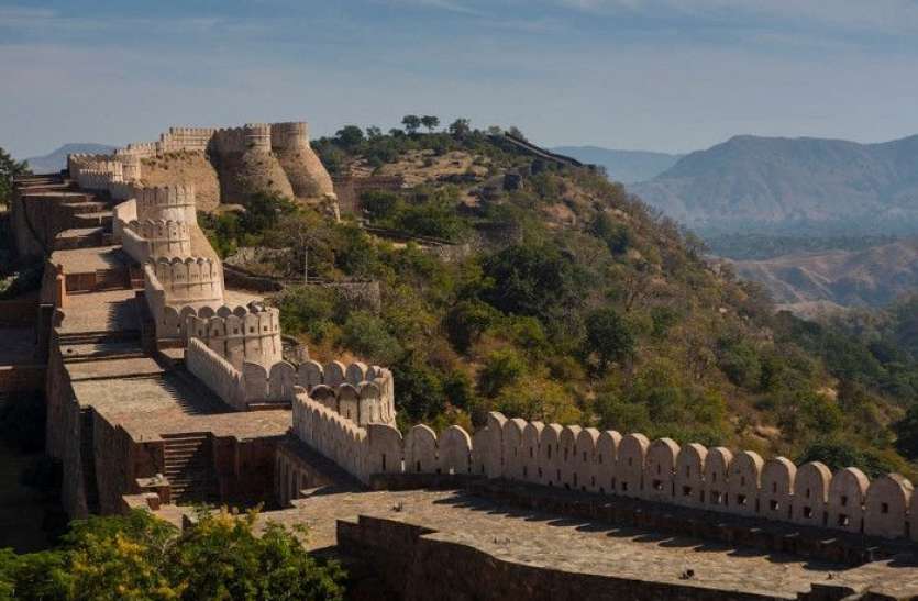 Kumbhalgarh Fort Rajasthan कुंभलगढ़ दुर्ग से 500 मीटर नीचे घने जंगल में बने 13 टापरे में रहने वाले लोगों की जिंदगी हुई 'रोशन'