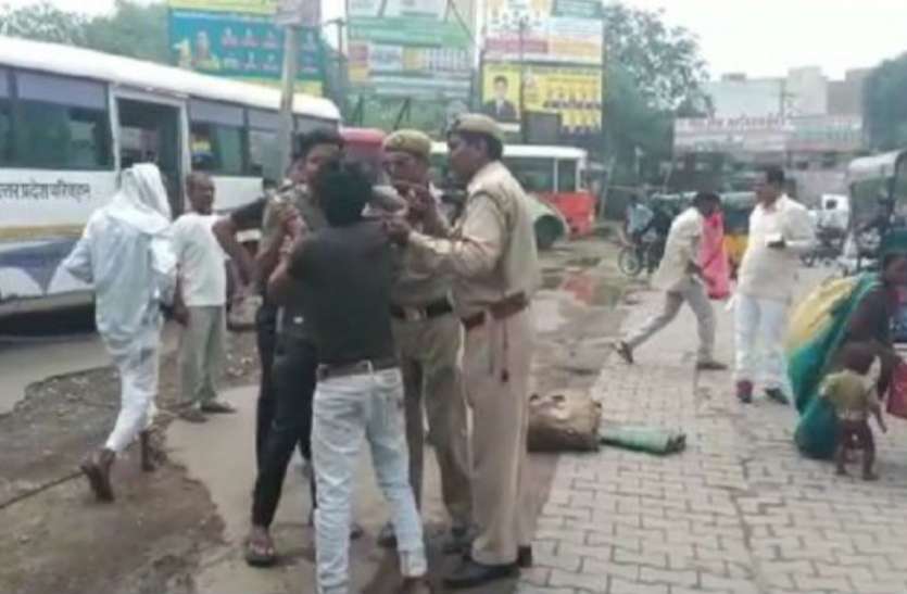 live Pitai सरे बाजार पति-पत्नी को पीटते रहे दबंग और देखती रही पुलिस