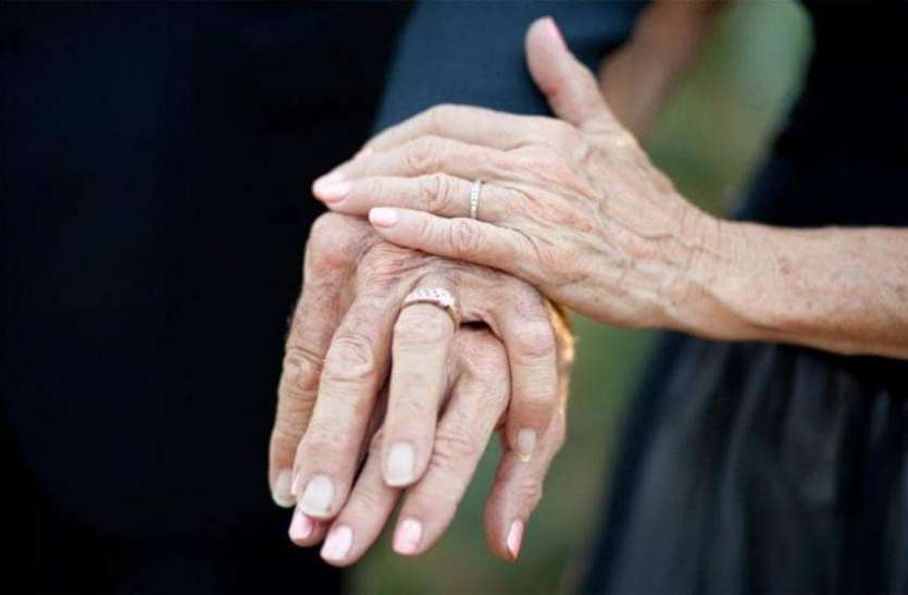 maarriage सौ साल के बुजुर्ग जोड़े ने रचाई शादी, इस तरह दोस्ती बदली प्यार में