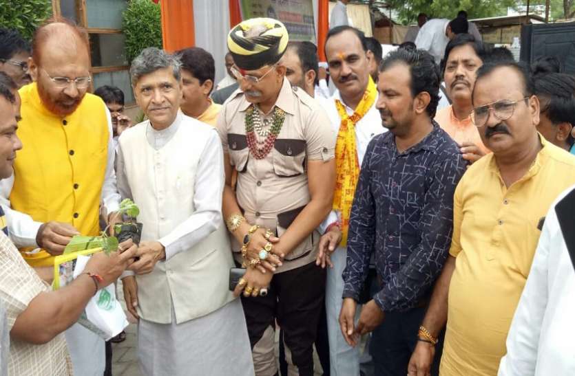 51 thousand saplings Distributed of Tulsi in Ahmedabad and Gandhinagar अहमदाबाद व गांधीनगर में तुलसी के 51 हजार पौधे वितरित
