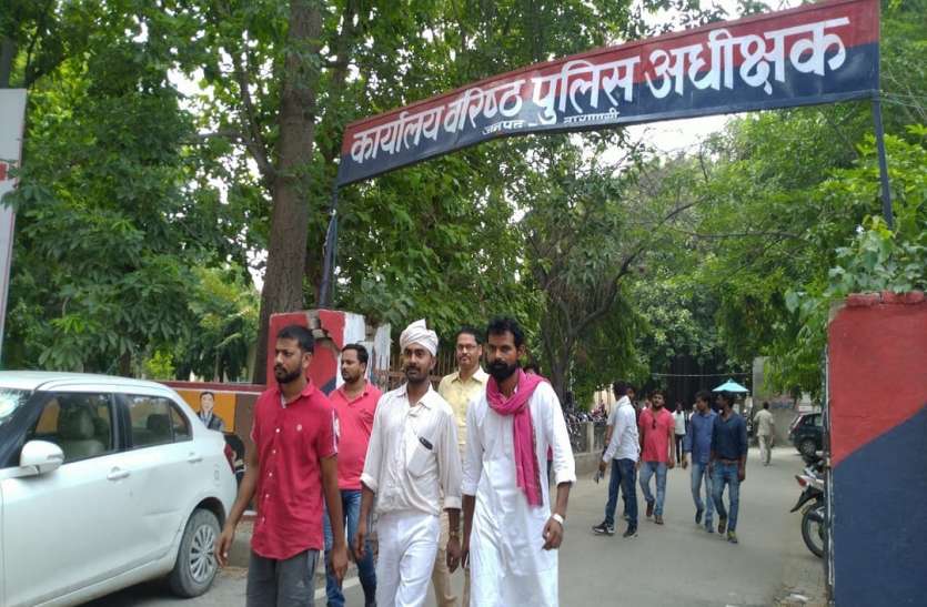 एसएसपी को ज्ञापन सौंप कर लौटते राजातालाब के ग्रामीण एक लाख रुपये रिश्वत न देने पर पुलिस चौकी में युवक की पिटाई मामले में ग्रामीणों का कोर्ट जाने का अल्टीमेटम