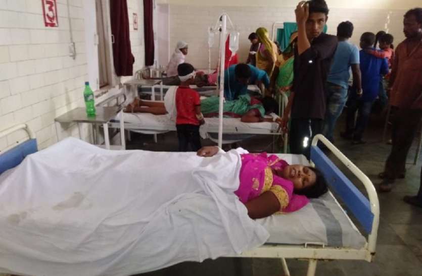 road accident 20 injured in piprya hoshangabad BREAKING छींद बाबा के दर्शन करने जा रहे श्रद्धालुओं से भरी ट्रैक्टर-ट्रॉली पलटी, मची चीख पुकार
