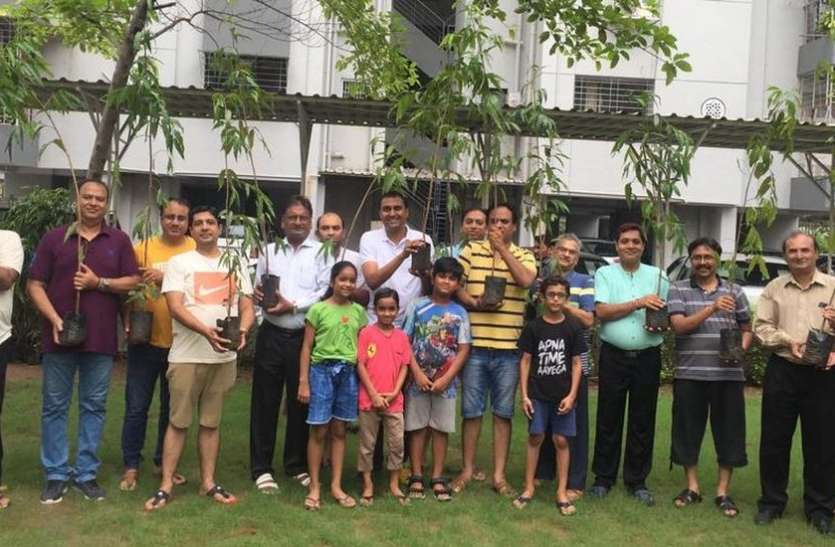 patrika SURAT NEWS:आवासीय सोसायटी में पौधारोपण से हरित प्रदेश अभियान शुरू