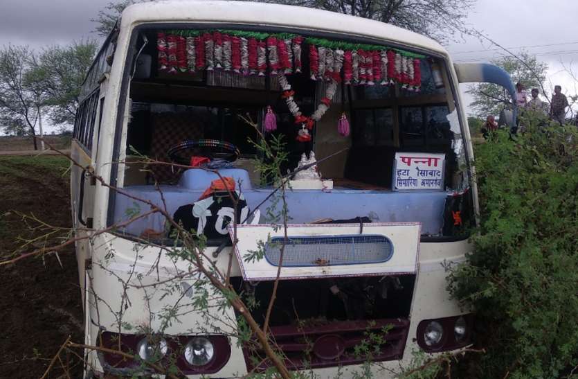 The fast speed just collided with the first tree and then entered the field. तेज रफ्तार बस पहले पेड़ से टकराई फिर खेत में जा घुसी