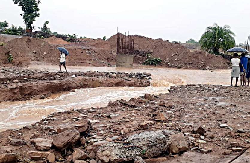 heavy rain in panna and damage bridge बारिश ने मचाई ऐसी तबाही कि कैद होकर रहे गए दर्जनभर गांव