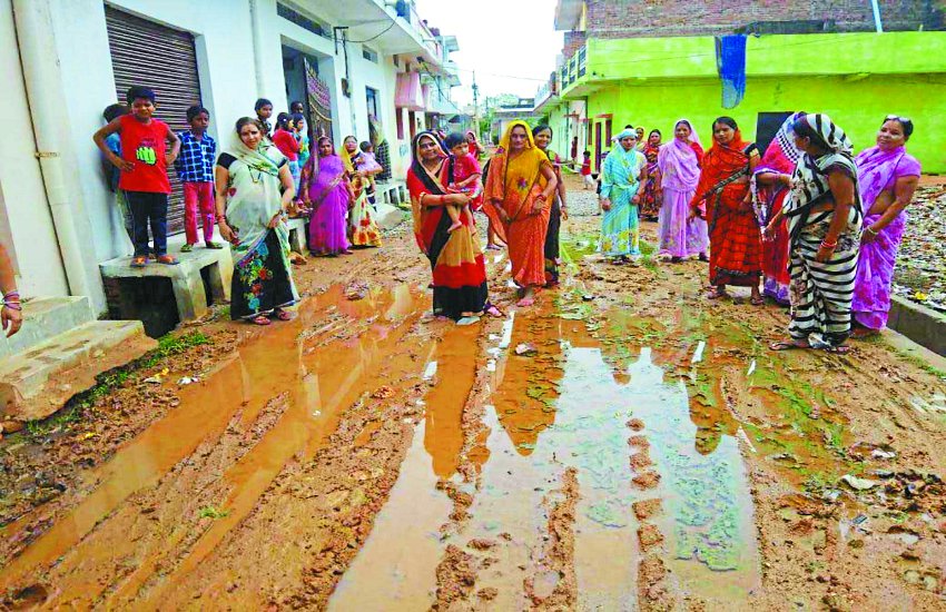 Women's hiking for the road महिलाएं सड़क के लिए पदयात्रा कर देंगी धरना