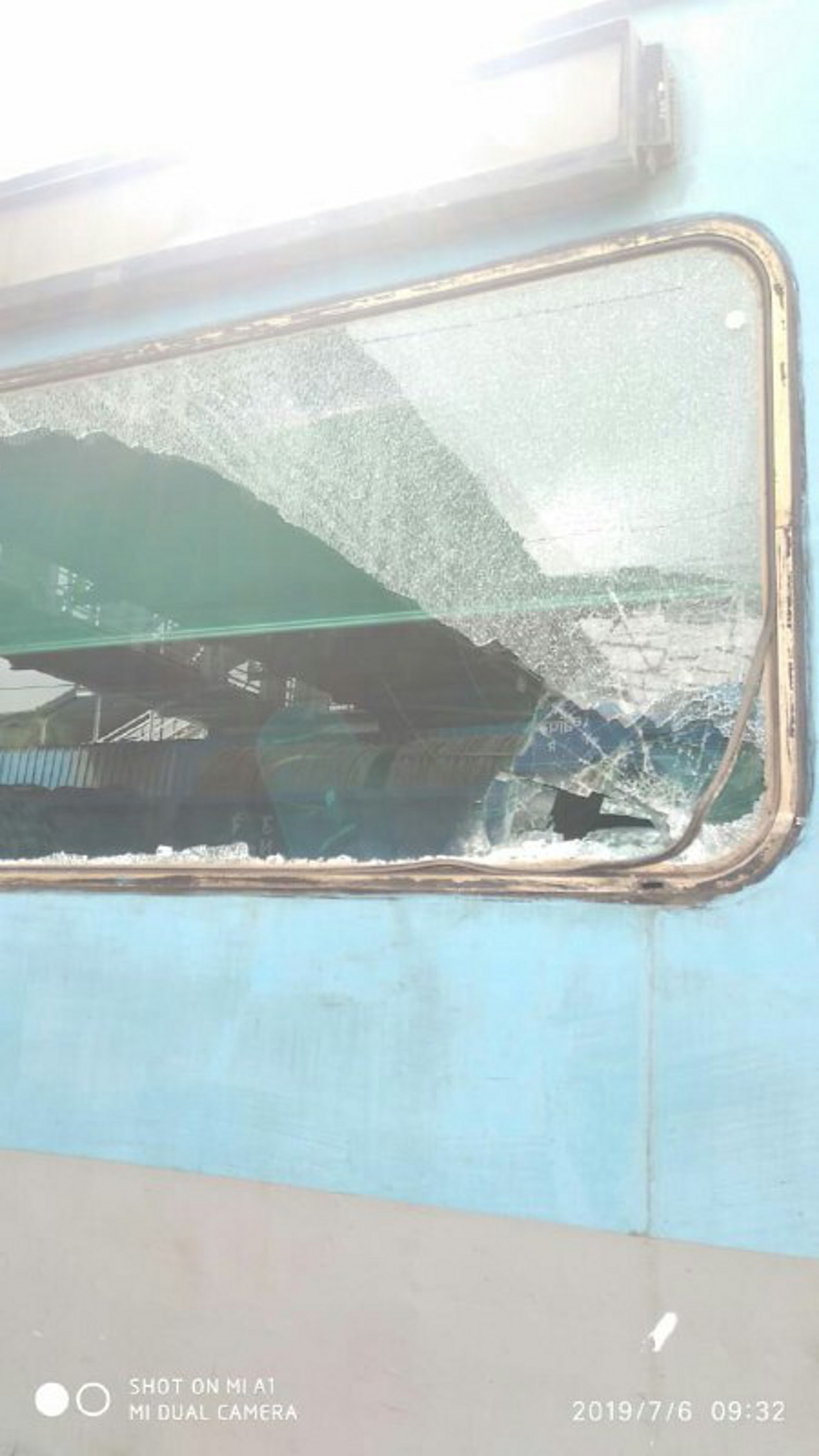 Shatabdi expresses शताब्दी एक्सप्रेस में मारा पत्थर, कांच तोडक़र सीट पर बैठी महिला को लगा, जानिए ऐसा करने पर क्या सजा है