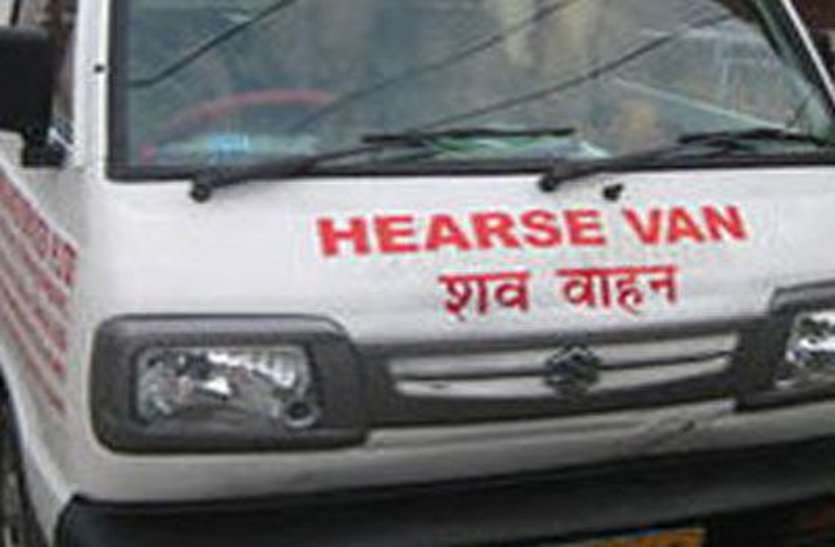 motivational story man drives hearse van even after mother's death घर पर पड़ा था माँ का शव फिर भी चलाता रहा शव वाहन, पहले अन्य चार शवों को पहुंचाया मुक्तिधाम फिर कब्र पहुंचा