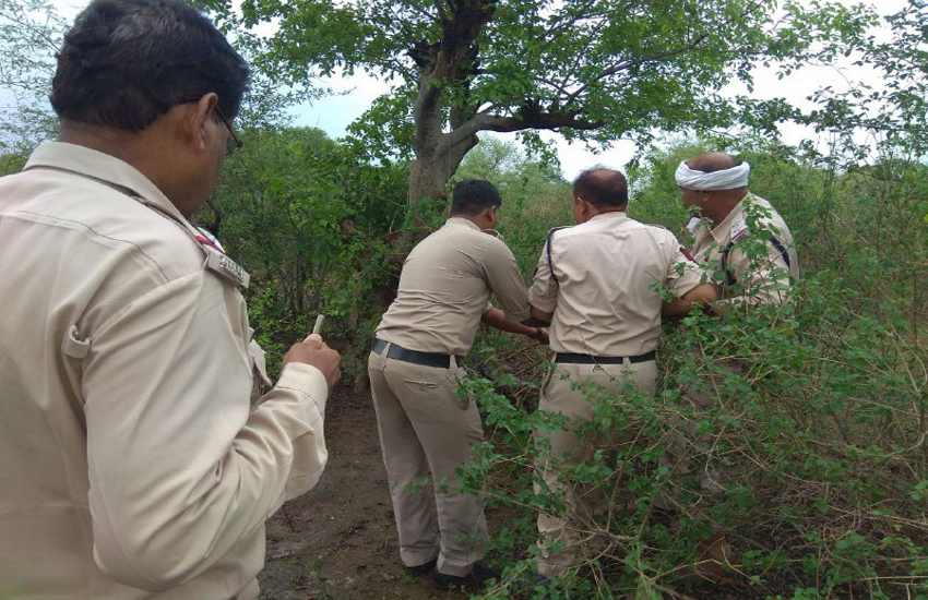 Negligence फोरेंसिक-फिंगर प्रिंट एक्सपर्ट के पहुंचने से पहले ही पुलिस ने पेड़ से उतारकर धुलवा दिया शव