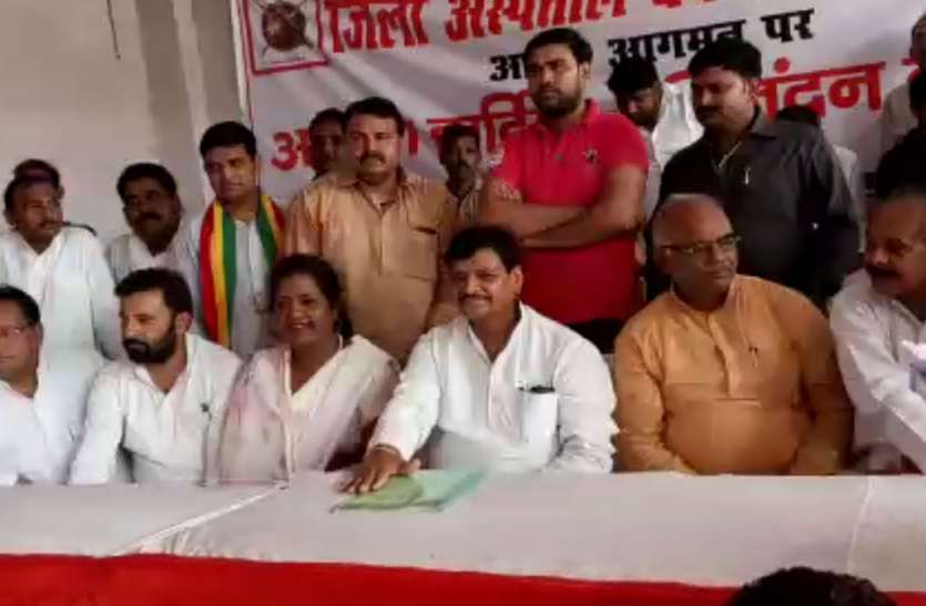 shivpal yadav District Hospital Firozabad शिवपाल यादव बोले इसके लिए विधानसभा में धरने पर बैठ जाऊंगा, देखें वीडियो