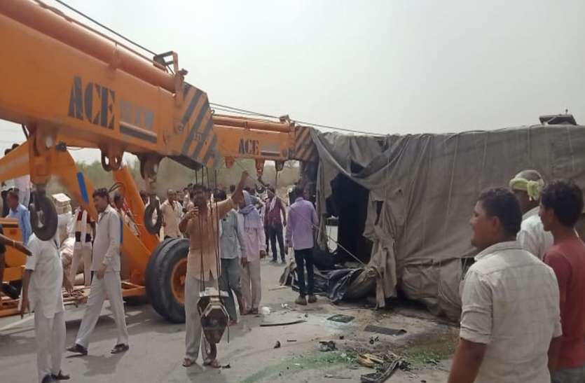 Bikaner : car-truck accident बीकानेर: देव दर्शन कर आते हुई दुर्घटना, मां-बेटे की मौत, चार घायल