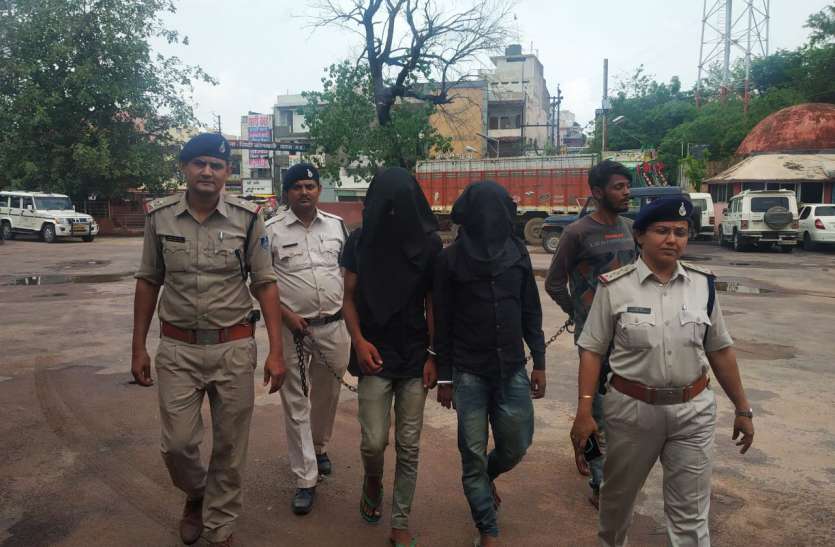 Firing, Exploitation of poisonous liquor with loot फायरिंग, लूट के साथ जहरीली शराब का खुलासा