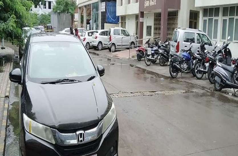 surat photo Surat News न्यू सिविल में डॉक्टरों की कार को ट्रैफिक पुलिस क्रेन ने किया लॉक