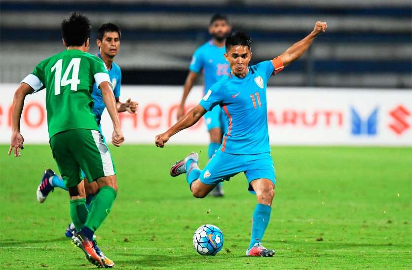 Football इस खेल के बदले नियम, अब खिलाड़ी के साथ कोच और मैनेजर को मिलेगा Red व Yellow कार्ड, जानिए क्यों...