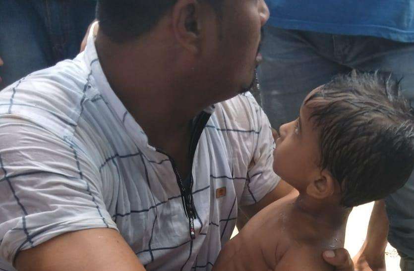 Child Sacrifice असम:विज्ञान शिक्षक दे रहा था बच्चे की बलि,पुलिस व लोगों ने बचाया