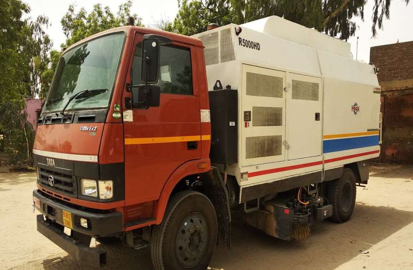 Road sweeping machine in bikaner बीकानेर में सड़कों की सफाई के लिए आई मशीन, करेंगी 80 सफाई कर्मचारियों का काम