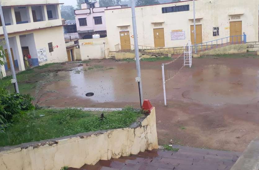 School building Damaged, fear of falling विद्यालय भवन जर्जर, गिरने का अंदेशा