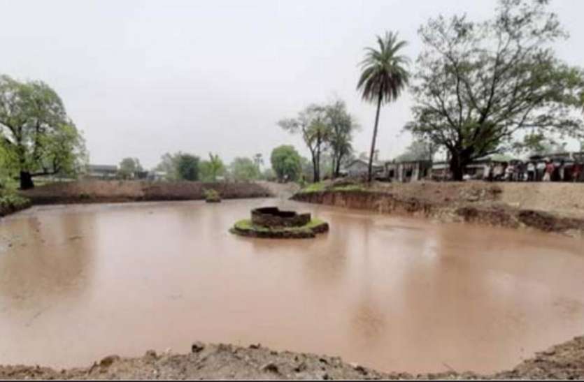 Water conservation छोटा उदेपुर जिला : खुद के खर्च से ग्रामीणों ने खोदा तालाब