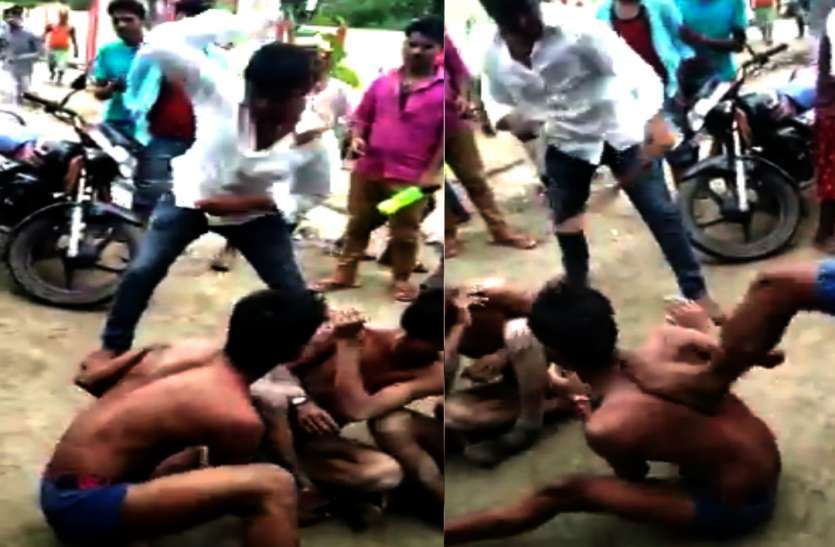 Mob Lynching जौनपुर में चोरी के आरोप में तीन युवकों को नंगा करके पीटा गया, वीडियो वायरल होने के बाद सक्रिय हुई पुलिस