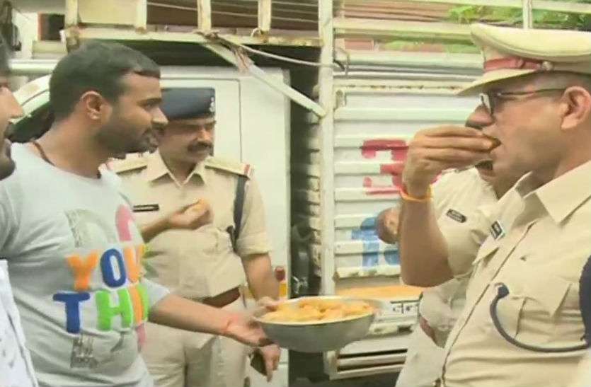 aakash vijayvargiya आकाश विजयवर्गीय की रिहाई पर पुलिस इंस्पेक्टर ने खाई थी मिठाई, एसपी ने अब की कार्रवाई
