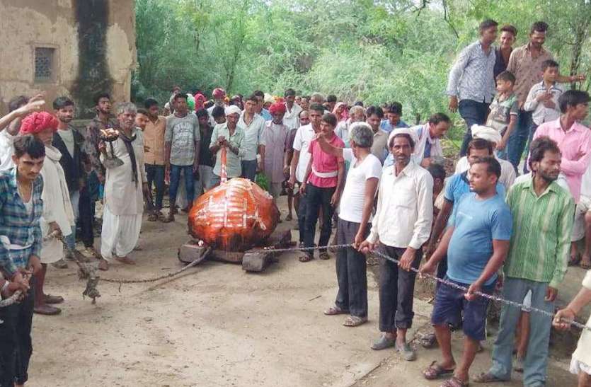 barasaat kee kaamana ko lekar nikaalee ghaasabhairoo kee savaaree बरसात की कामना को लेकर निकाली घासभैरू की सवारी