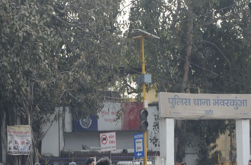 crime वाहन की नंबर प्लेट पर कागज चिपका कर आए बदमाश ने लूटा पर्स