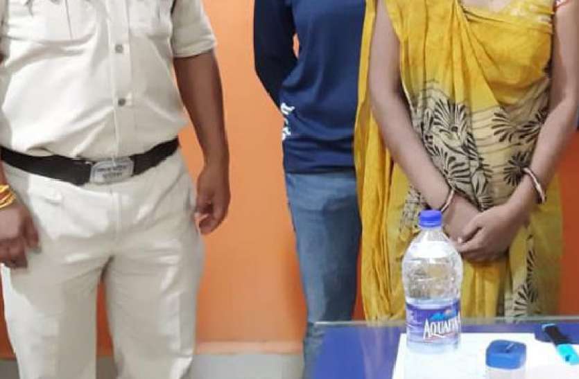 बेटी को बचाने मां ने लगायी छलांग आठ माह की बेटी को बचाने मां ने लगायी नर्मदा में छलांग, युवक ने महिला को बचाया