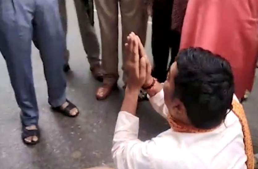BJP Leader Anil Singh चालान कटने के बाद एसपी का पैर पकड़कर रोने लगे भाजपा नेता, फिर पुलिस को दे दी वर्दी उतरवाने की धमकी