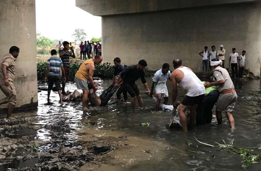 Agra Bus Accident Agra Bus Accident: जिसने भी हादसे का मंजर देखा, अपने आंसू रोक न पाया, जानिए अब तक का पूरा घटनाक्रम...