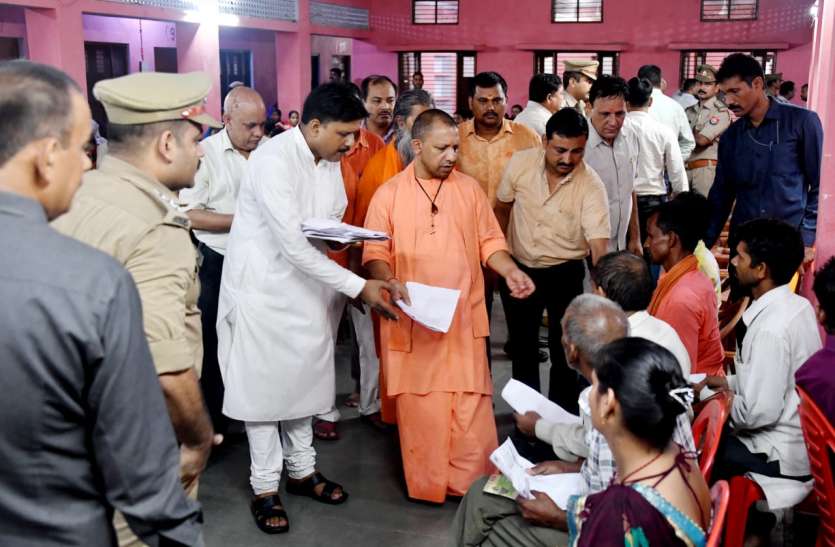 CM Yogi Adityanath Janta Darbar In Gorakhnath Mandir Gorakhpur - CM Janta  darbar जनता दरबार में सीएम योगी आदित्यनाथ ने सुनी लोगों की पीड़ा | Patrika  News