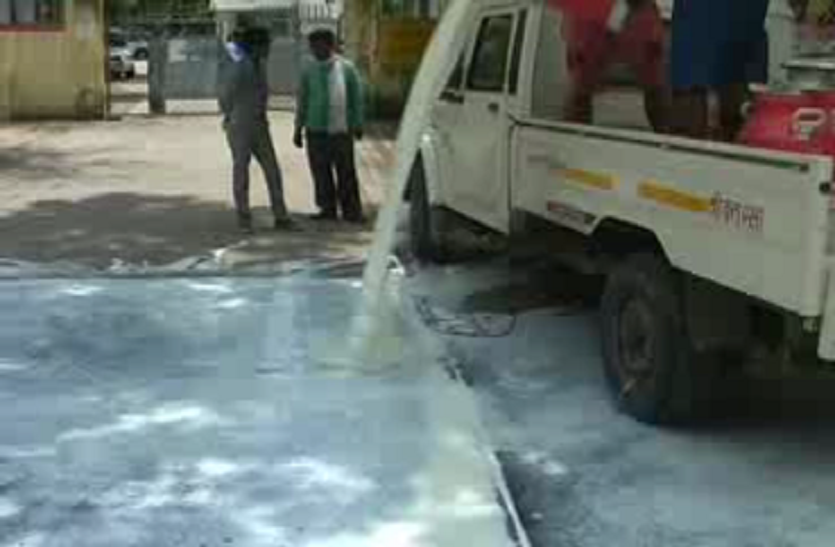 Farmers thrown Milk यूपी में किसानों ने डीएम कार्यालय परिसर में फेंका दो सौ लीटर दूध