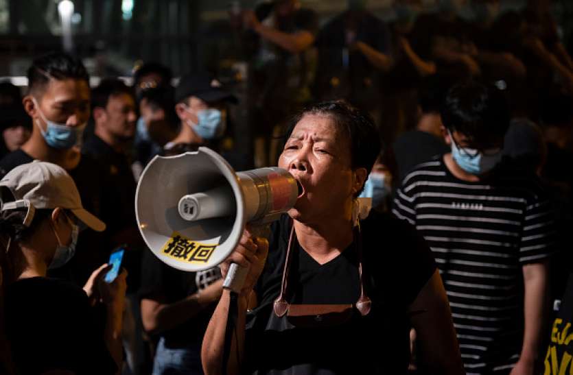 Hong kong Protest हांगकांग: शांत नहीं हुआ लोगों का गुस्सा, पुलिस के साथ संघर्ष के बाद 6 लोग हिरासत में