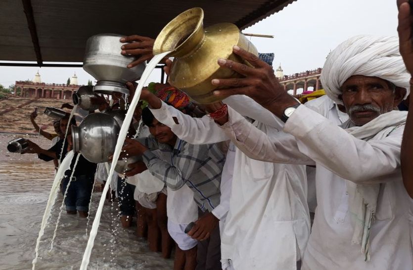 Abhishek of Pushkar Sarovar कानस के ग्रामीणों ने मांगी इन्द्रदेव से अच्छी बारिश