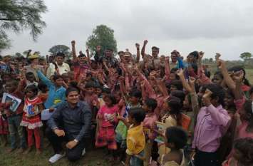 Patha ki pathshala campaingn in chitrakoot by up police दहशत के अंधेरे में तालीम की रोशनी फैला रही पुलिस, ताकि फिर कोई न बने डकैत