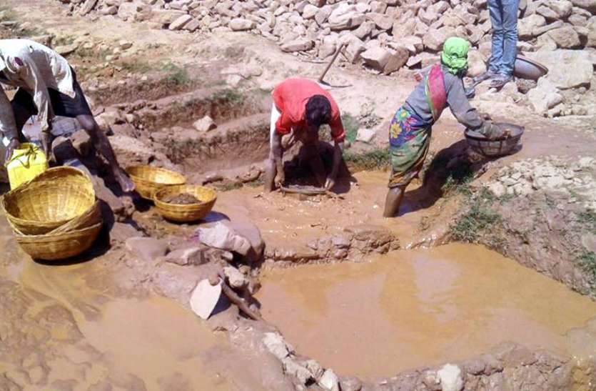 Diamond industry in panna MP बारिश होते ही यहां की जमीन उगलने लगती है बेशकीमती हीरे, खुदाई कर श्रमिक करते हैं वर्षा का इंतजार