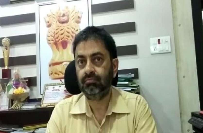 DM Manvendra Singh Review Meeting in lalitpur DM Review Meeting : अगर 9 से 11 बजे तक गायब रहे सरकारी अधिकारी तो उनके खिलाफ होगी कड़ी कार्रवाई