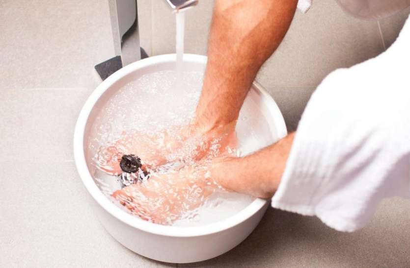feet swelling ये 10 घरेलु नुस्खे दिलाएंगे पैरों की सूजन से राहत, ऐसे करें इस्तेमाल
