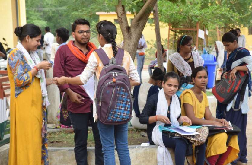 10 percent reservation for poor in general category in jobs education सामान्य वर्ग को 10 प्रतिशत आरक्षण देने के बाद यूजी की प्रवेश प्रक्रिया पर लगा ब्रेक, ये है मुख्य कारण