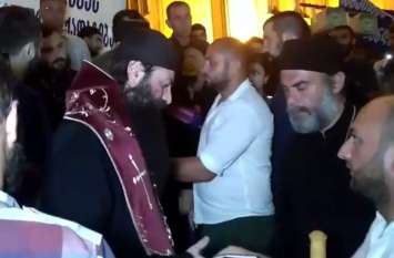 Georgian priests praying outside parliament during protests Video: थम नहीं रहा है जॉर्जिया में विरोध, संसद भवन के बाहर पादरी कर रहें पूजा
