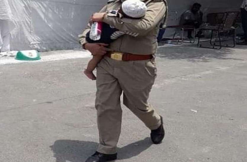 woman cop दुधमुंही बच्ची को साथ लेकर ड्यूटी करने पर महिला सिपाही सस्पेंड, डीजीपी ने शुरू की जांच