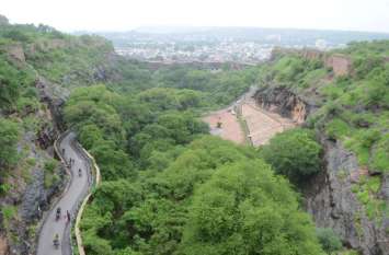 Green Gwalior fort an rainy season ग्वालियर फोर्ट तलहटी चारों ओर से हरियाली ने समेट लिया
